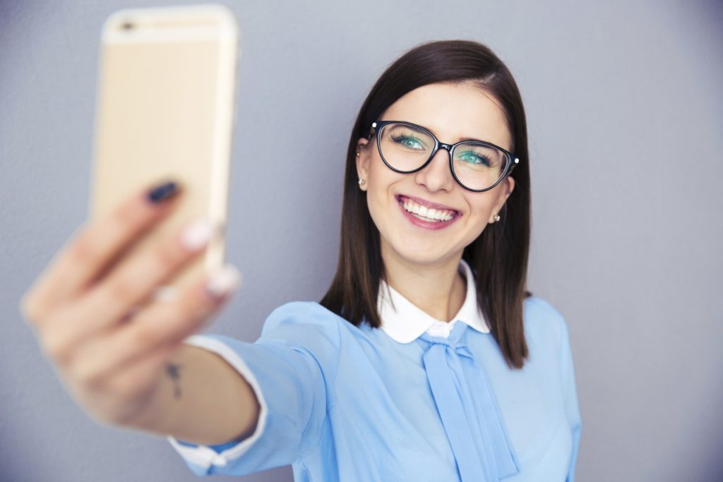 Mädchen macht mit einem Handy ein Selfie